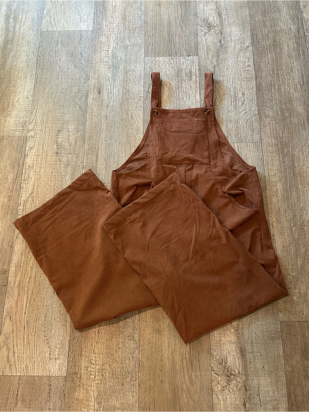 Brown ribbed overalls with adjustable straps. Size: M